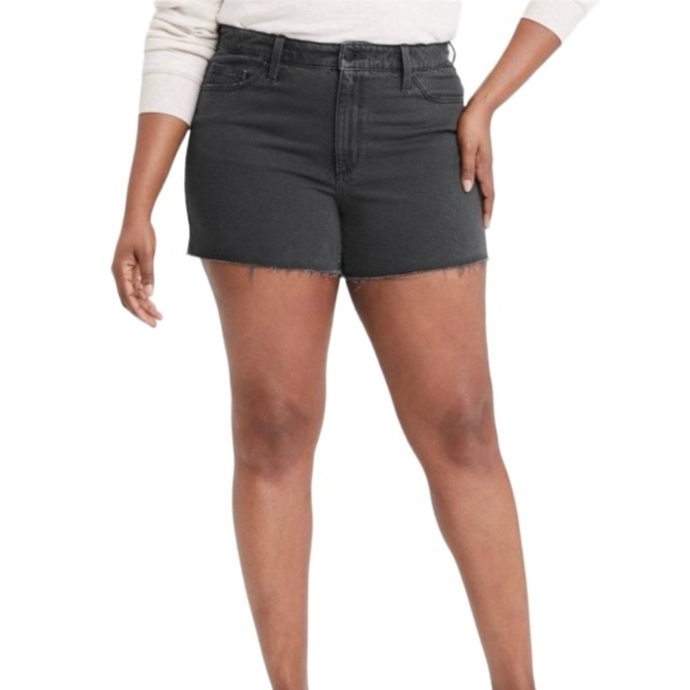Women’s Universal Thread High-Rise Vintage Midi Jean Shorts in the Size 14R